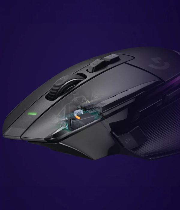 G502 X 특유의 초고속 듀얼 모드 무한 스크롤 휠 및 커스텀 사이드 버튼 마감